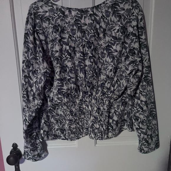 Abercrombie + Fitch Floral Blue, Gray and White Women's Top - Picture 5 of 5